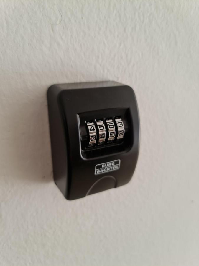 Apartment Pemper - Self Check In And Check Out Otocac Exterior photo